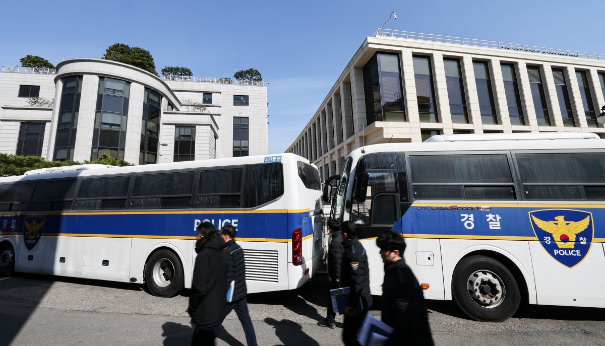 윤석열 대통령 탄핵심판 선고를 앞둔 17일 서울 종로구 헌법재판소 인근에 경찰 차벽이 세워져 있다. 2025.3.17 뉴스1