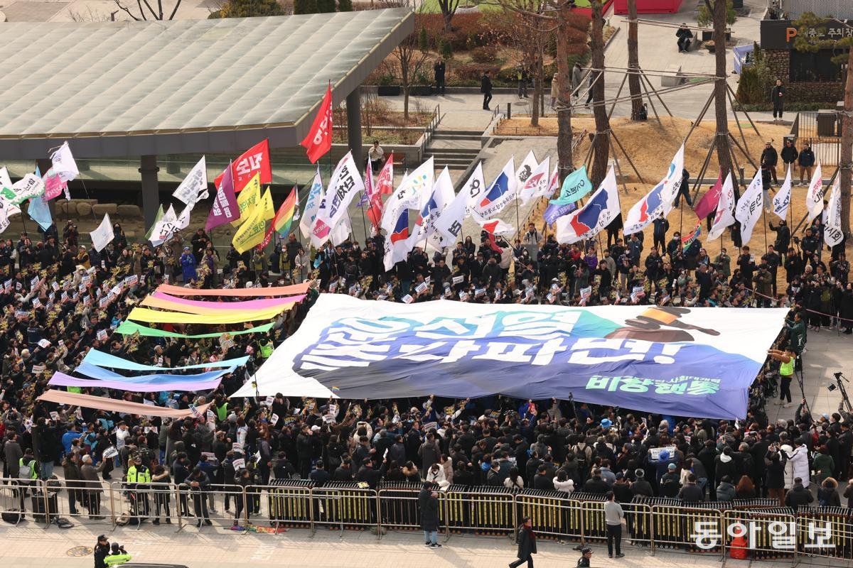 지난 3월 17일 오후 서울 광화문광장에서 열린 ‘윤석열 즉각 파면 촉구 비상행동’이 주최한 ‘정당 2천인 긴급 시국선언’ 집회 현장. 대한민국 역사박물관 옥상에서 촬영했다. 변영욱 기자 cut@donga.com