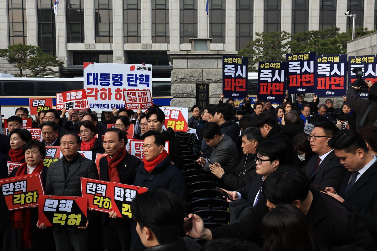 헌재 앞 몰려온 여야… “탄핵 각하” vs “즉시 파면”
국민의힘 조배숙 윤재옥 박덕흠 김승수 의원(앞줄 왼쪽부터) 등이 21일 서울 종로구 헌법재판소 앞에서 윤석열 대통령 탄핵심판 기각·각하를 주장하는 기자회견을 하고 있다. 이날 헌재 앞 기자회견에는 국민의힘 의원 32명이 참석했다. 바로 옆에서는 더불어민주당 의원들(오른쪽 뒤)이 ‘즉시 파면’이라는 피켓을 들고 윤 대통령 탄핵심판 인용을 촉구하는 맞불 기자회견을 열고 있다. 여야 의원들은 자리를 두고 실랑이를 벌이기도 했다. 뉴스1