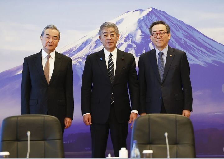 한중일 외교장관 회의가 22일 일본 도쿄에서 열렸다. 왼쪽부터 왕이 중국 외교부장, 이와야 다케시 일본 외무상,  조태열 외교부 장관.   도쿄=AP 뉴시스