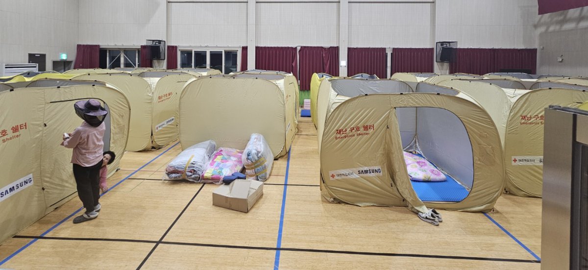 Uiseong Shelter Residents Face ’80 Lifetime’: First-Time Experience for 600 Evacuees | Dong-A Ilbo