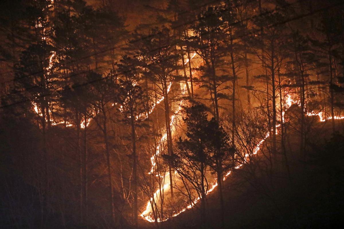 경남 산청 대형 산불이 사흘째로 접어든 23일 오전 산청군 시천면 일대에서 산불이 번지고 있다. 2025.3.23/뉴스1 ⓒ News1 윤일지 기자