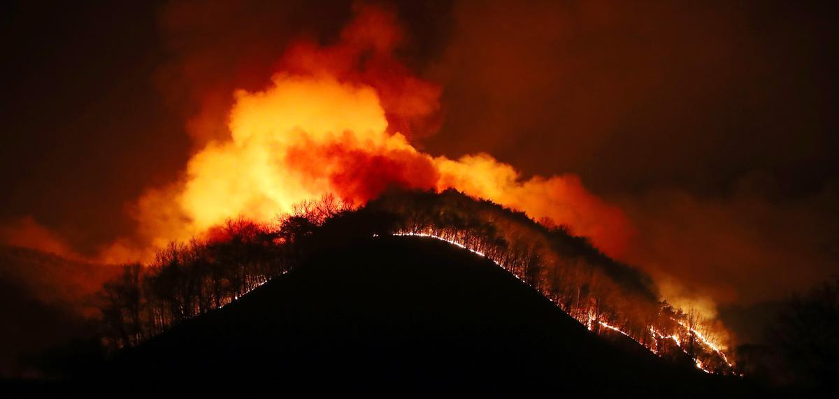 23일 오후 어둠이 짙게 깔린 경북 의성군 의성읍 업리 동사곡지(저수지) 뒤편 야산에 거대한 산불이 확산하고 있다. 뉴스1