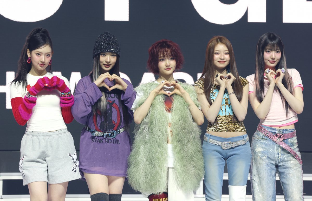 그룹 키키(kiiikiii)가 24일 서울 용산구 블루스퀘어에서 가진 첫 번째 미니 앨범 ‘언컷 젬(UNCUT GEM)’ 발매 쇼케이스에서 포즈를 취하고 있다. 2025.3.24/뉴스1