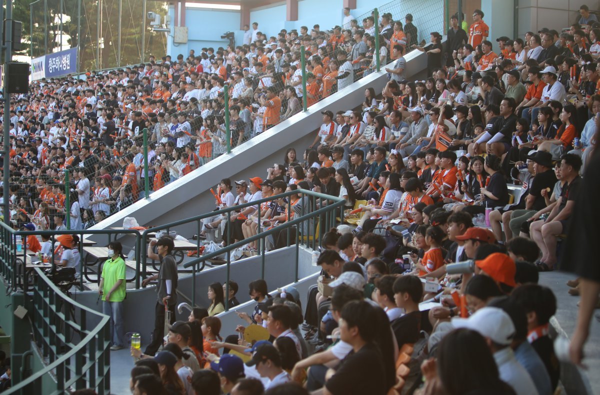 18일 오후 충북 청주시 청주야구장에서 열린 2024 KBO리그 키움 히어로즈와 한화 이글스의 경기, 야구 팬들이 경기를 관람하고 있다. 2024.06.18. 청주=뉴시스