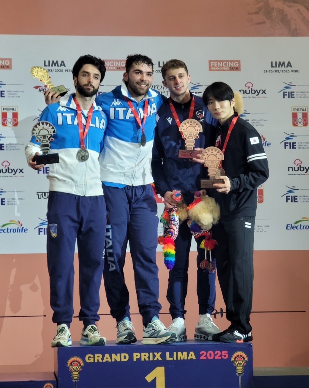 펜싱 리마 그랑프리에서 동메달을 획득한 이광현(오른쪽).(대한펜싱협회 제공)