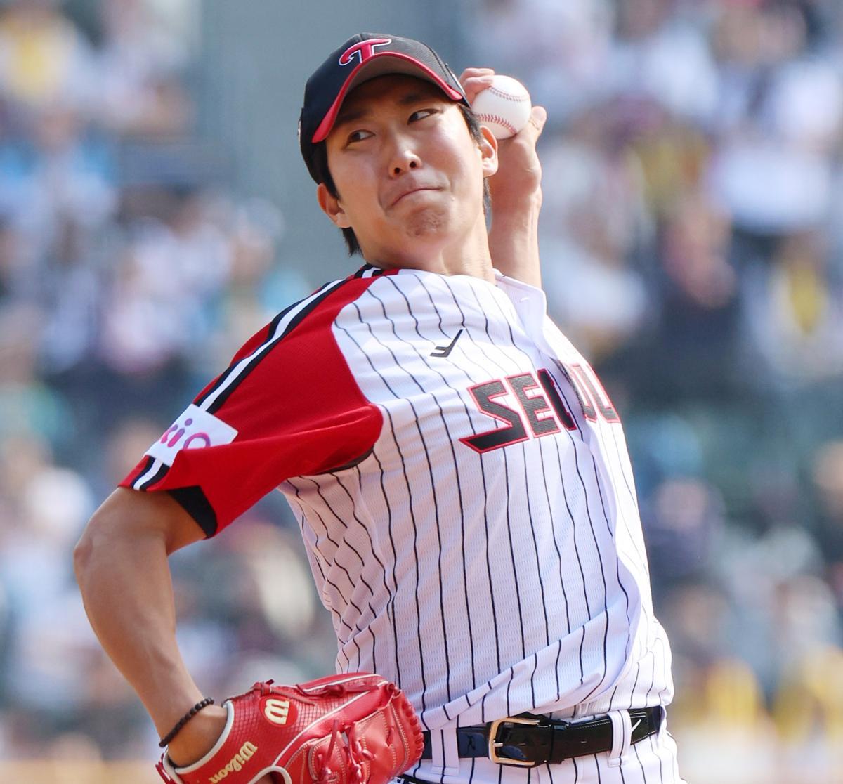 LG 손주영이 23일 서울 잠실구장에서 열린 2025 프로야구 롯데와의 안방경기에서 힘차게 공을 던지고 있다. 이날 손주영은 7이닝 1피안타 2볼넷 5탈삼진 무실점으로 호투하며 승리투수가 됐다. 뉴시스