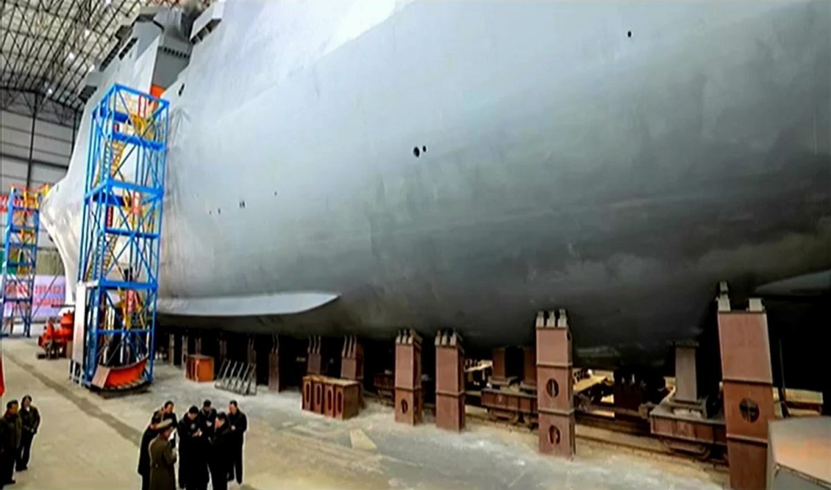 김정은 북한 국무위원장이 핵 추진 잠수함 등 함선·함정 건조 사업 실태를 시찰했다고 조선중앙TV가 8일 보도했다. (사진= 조선중앙TV 캡처) 2025.03.08. [서울=뉴시스]