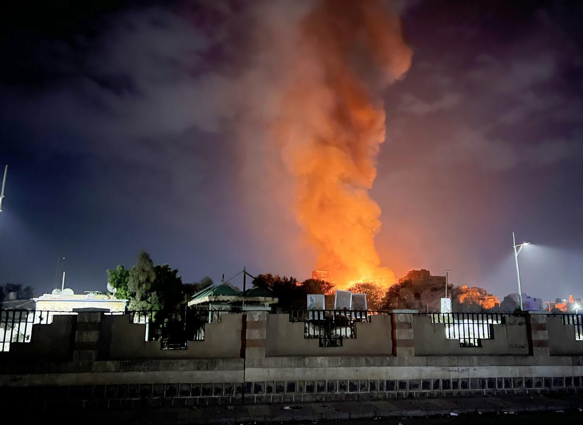 19일(현지 시간) 미군의 공습을 받은 예멘 사나의 한 주택가에서 연기와 불길이 치솟고 있다. 2025.03.20. 뉴시스