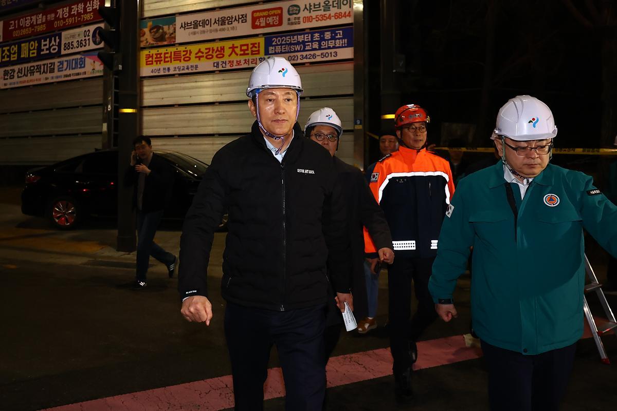 오세훈 서울시장이 24일 서울 강동구 명일동 한 도로에 발생한 대형 싱크홀 현장을 방문하고 있다. 2025.03.24 뉴시스