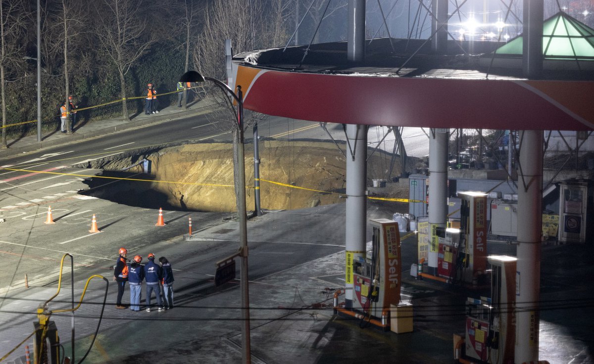 24일 오후 서울 강동구 대명초등학교 인근 사거리에서 싱크홀(땅 꺼짐) 사고가 발생해 현장이 통제되고 있다. 2025.3.24 뉴스1