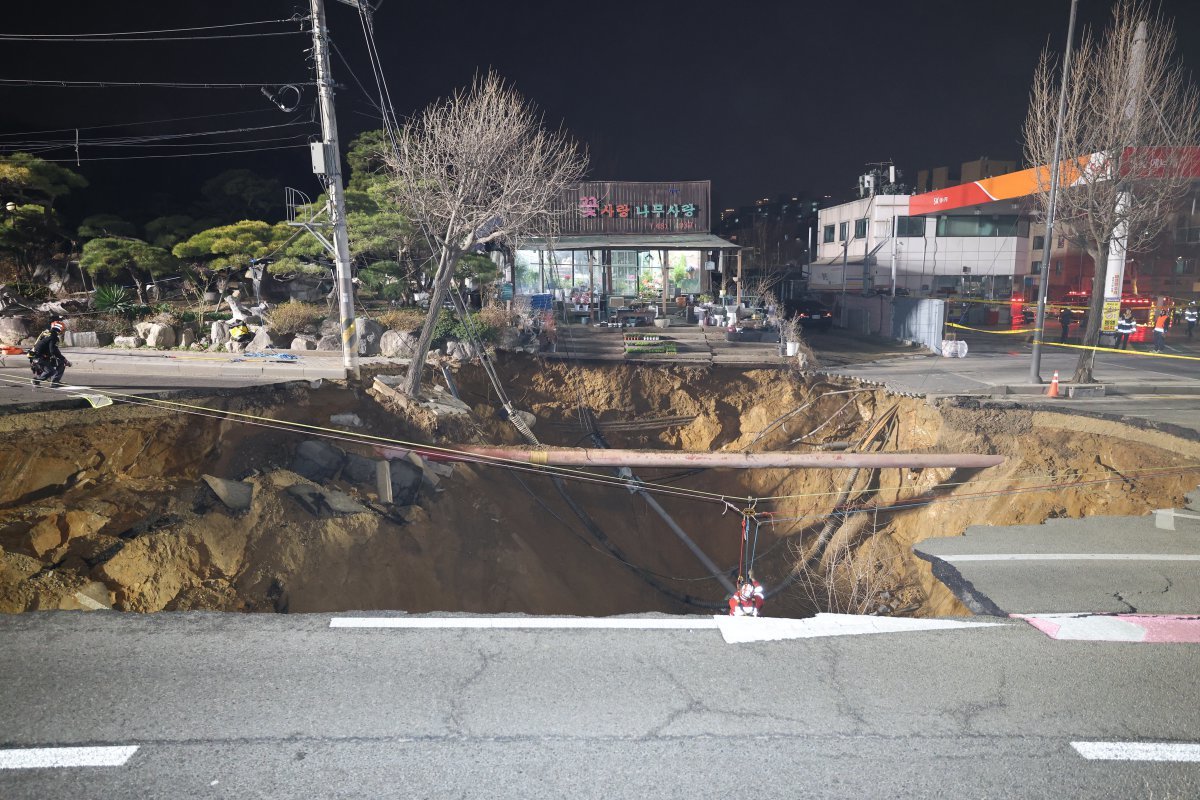 24일 오후 서울 강동구 대명초등학교 인근 사거리에서 싱크홀(땅 꺼짐) 사고가 발생해 현장이 통제되고 있다. 2025.3.24/뉴스1
