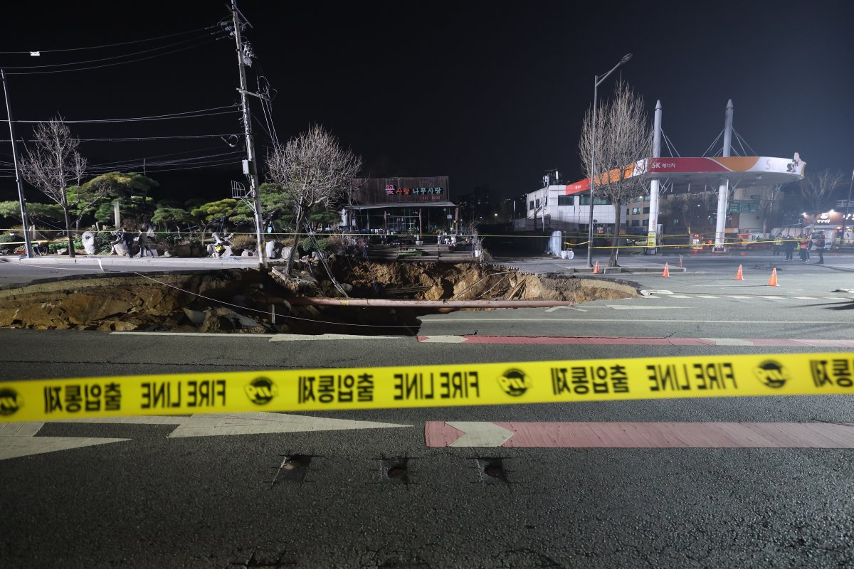 24일 오후 서울 강동구 대명초등학교 인근 사거리에서 싱크홀(땅 꺼짐) 사고가 발생해 현장이 통제되고 있다. 2025.3.24/뉴스1