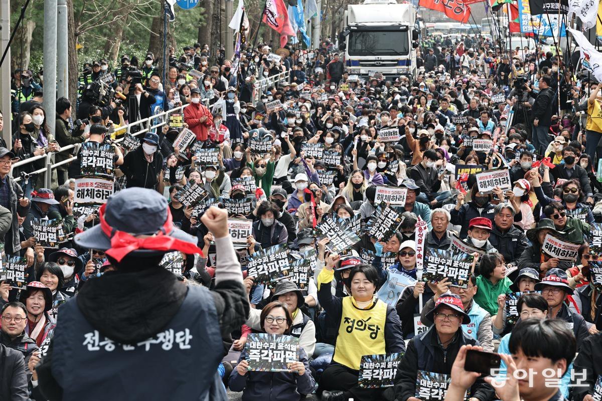 전국농민회 소속회원들이 25일 트랙터 상경시위를 하려다 경찰에 제지당하자 남태령고개 인근에서 집회를 열고있다. 양회성 기자 yohan@donga.com