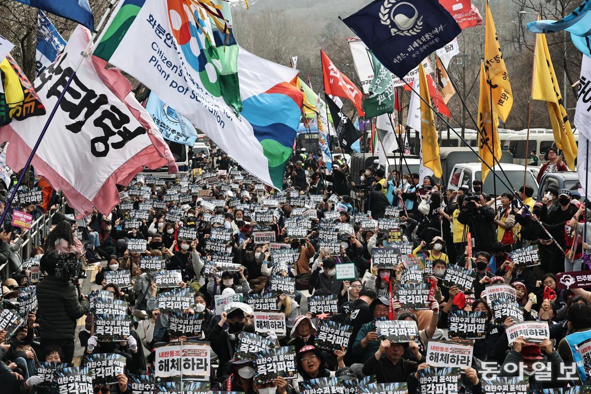 전국농민회 소속회원들이 25일 트랙터 상경시위를 하려다 경찰에 제지당하자 남태령고개 인근에서 집회를 열고있다.  양회성 기자 yohan@donga.com