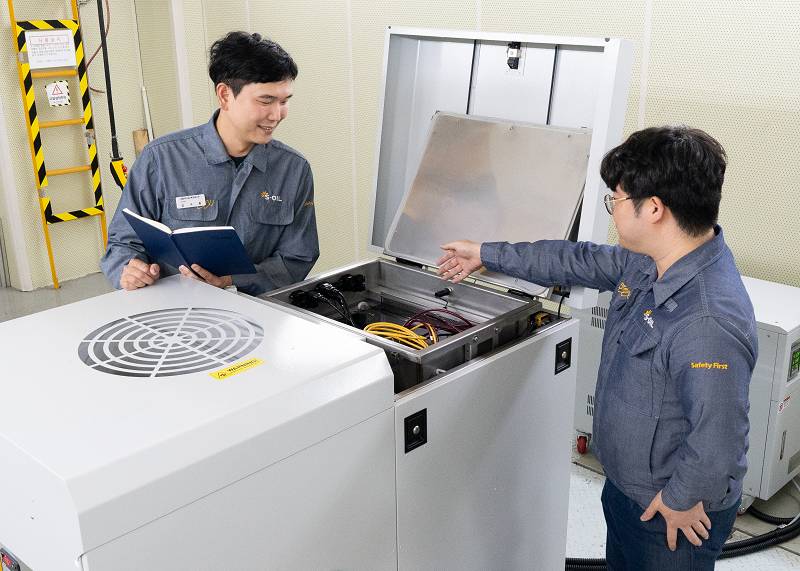 에쓰오일이 지난해 하반기(7∼12월) 출시한 고인화점 액침냉각유인 ‘에쓰오일 e-쿨링 솔루션’.