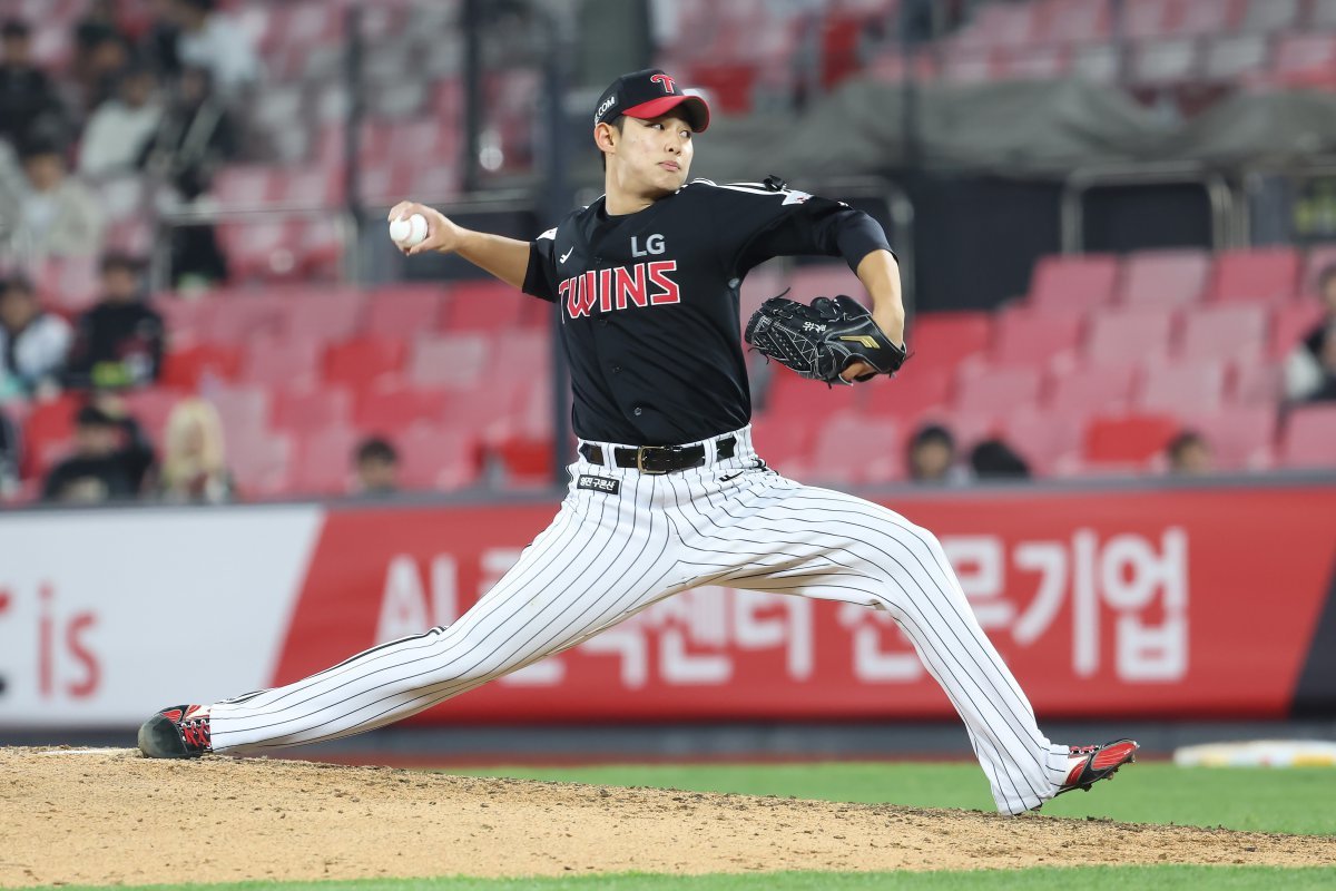 LG 트윈스 투수 김영우가 2일 열린 2025 KBO리그 수원 KT 위즈전에서 7회말 구원 등판해 역투하고 있다. LG 트윈스 제공