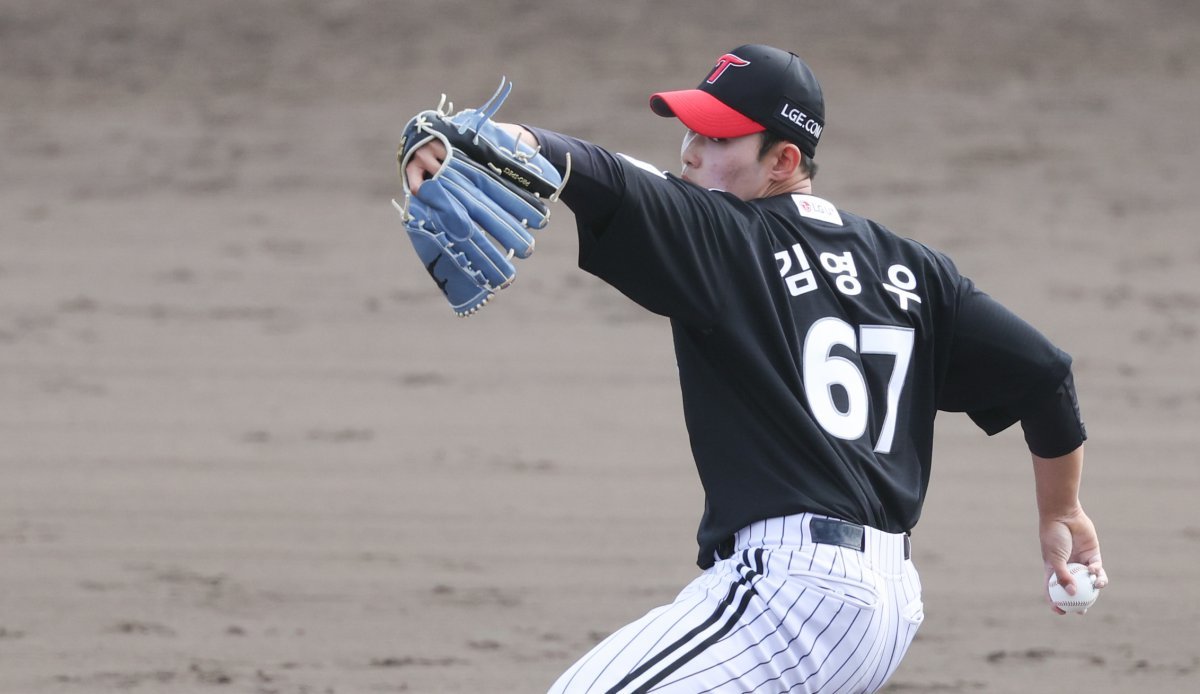 LG 김영우가 27일 일본 오키나와 킨 야구장에서 열린 LG 트윈스와 KIA 타이거즈 연습경기에서 역투하고 있다. 2025.2.27 뉴스1