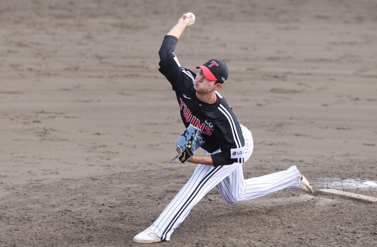 LG 김영우가 27일 일본 오키나와 킨 야구장에서 열린 LG 트윈스와 KIA 타이거즈 연습경기에서 역투하고 있다. 2025.2.27 뉴스1