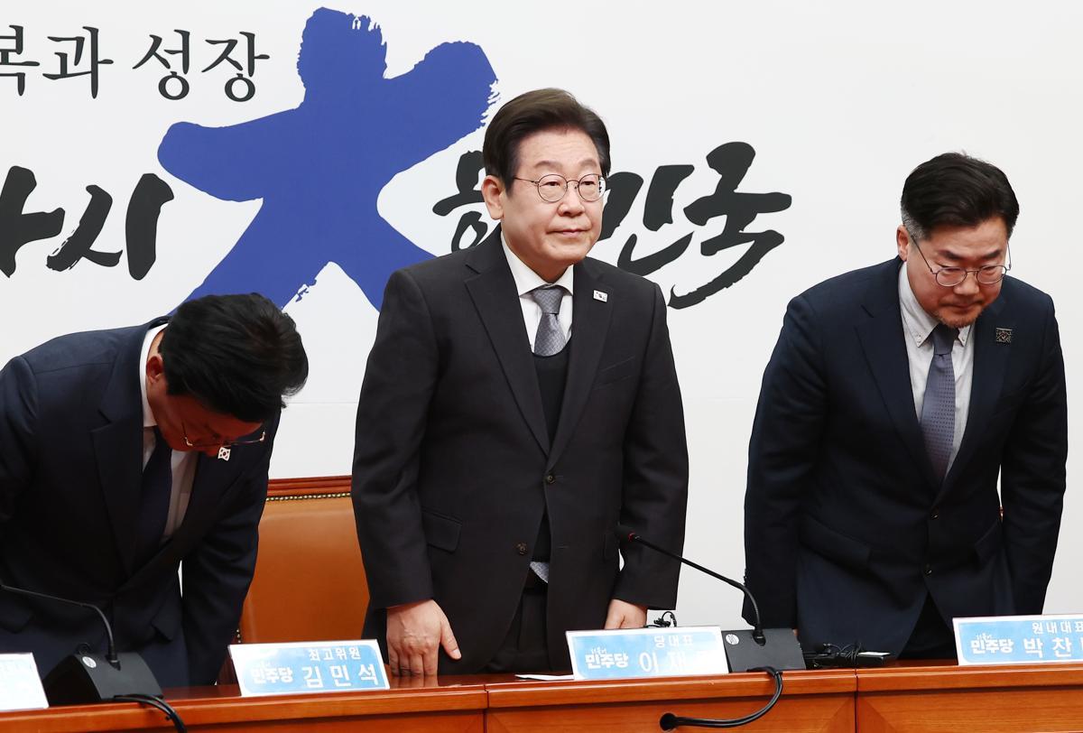 이재명 더불어민주당 대표가 4일 서울 여의도 국회에서 헌법재판소의 윤석열 대통령 파면 결정에 대한 입장을 밝힌 뒤 인사하고 있다. 오른쪽부터 박찬대 원내대표, 이 대표, 김민석 최고위원. 2024.4.4 뉴스1