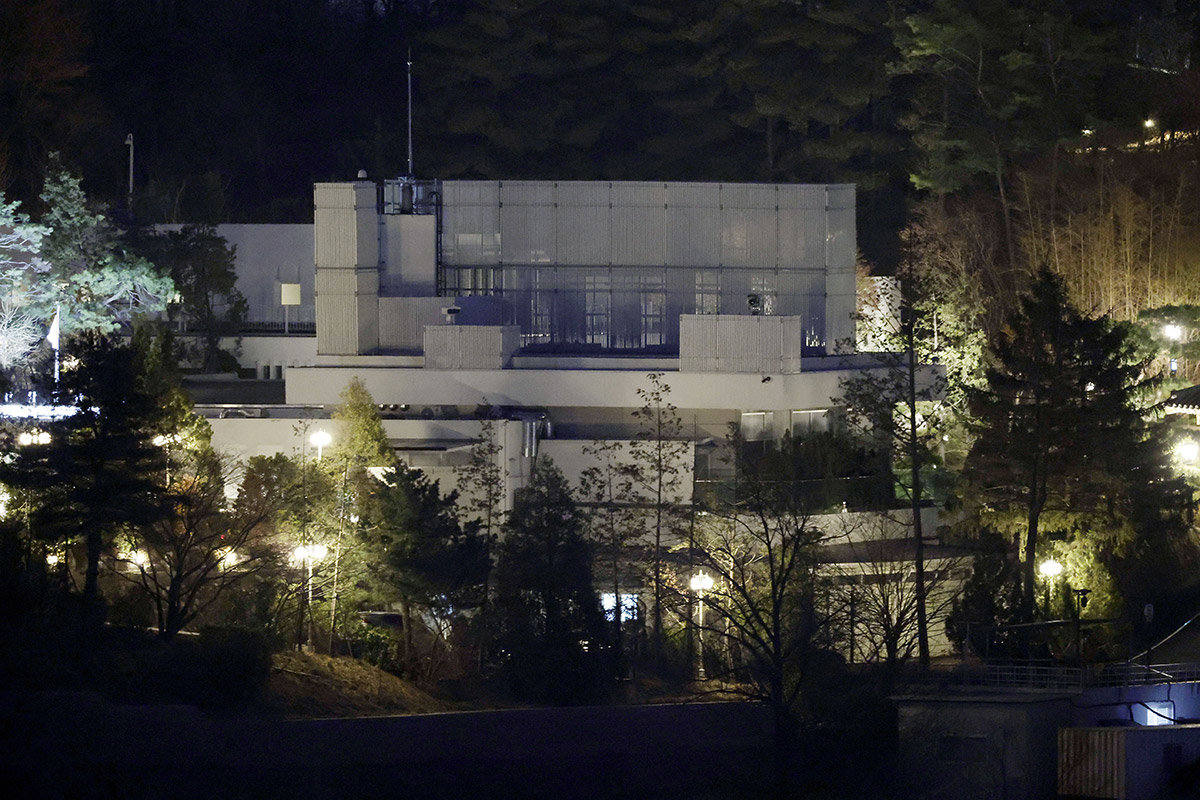 윤석열 전 대통령 파면 사흘째인 6일 오후 서울 한남동 관저에서 차량이 나오고 있다. 2025.04.06 서울=뉴시스