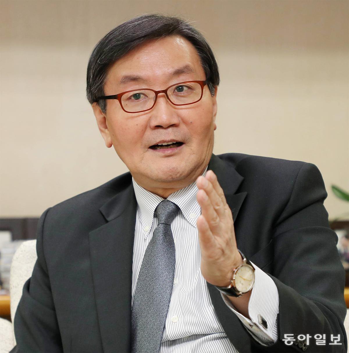 전광우 세계경제연구원 이사장은 최근 본보 인터뷰에서 “도널드 트럼프 미국 행정부의 상호관세로 인해 한국 기업들이 직간접적인 충격을 한꺼번에 받을 것”이라고 우려했다. 동아일보DB