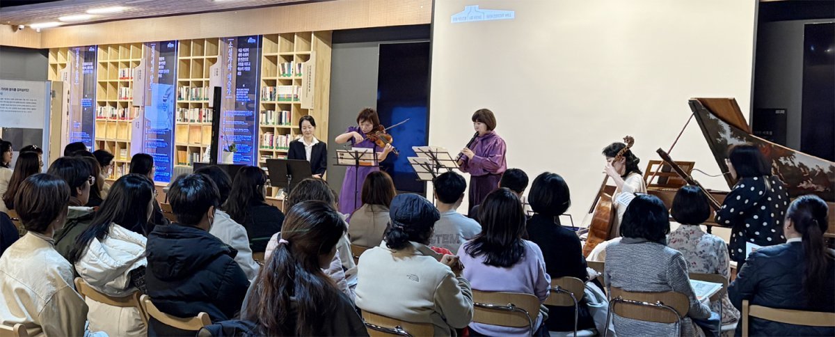 지난달 30일 서울 은평구 이호철북콘서트홀에서 열린 ‘보는 음악, 듣는 미술’ 첫 콘서트에서 앙상블 상상과 용기가 연주를 펼치고 있다. 왼쪽부터 해설자 박찬이, 바이올린 최현정, 리코더 김수진, 첼로 강효정, 바순 김희성. 이호철북콘서트홀 제공