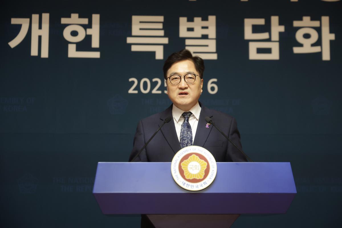 우원식 국회의장이 6일 오후 서울 여의도 국회 사랑재에서 개헌 관련 기자회견을 하고 있다. 박형기 기자 oneshot@donga.com