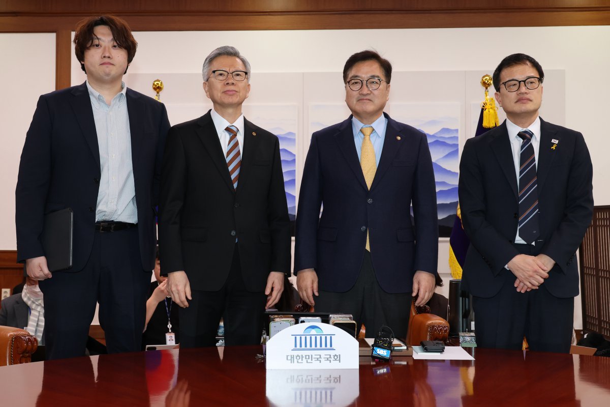 우원식 국회의장이 17일 오후 서울 여의도 국회에서 가진 의정갈등 관련 면담에서 김택우 대한의사협회장 등과 기념촬영을 하고 있다. 왼쪽부터 박단 대한전공의협의회 비상대책위원장, 김 의협회장, 우 의장, 박주민 국회 보건복지위원장.. 2025.2.17 뉴스1