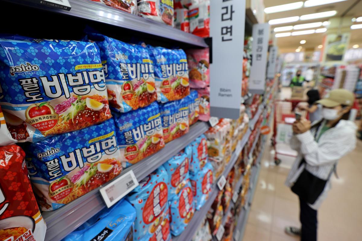 서울의 한 대형마트 매대에 팔도비빔면이 진열되어 있다. 뉴스1