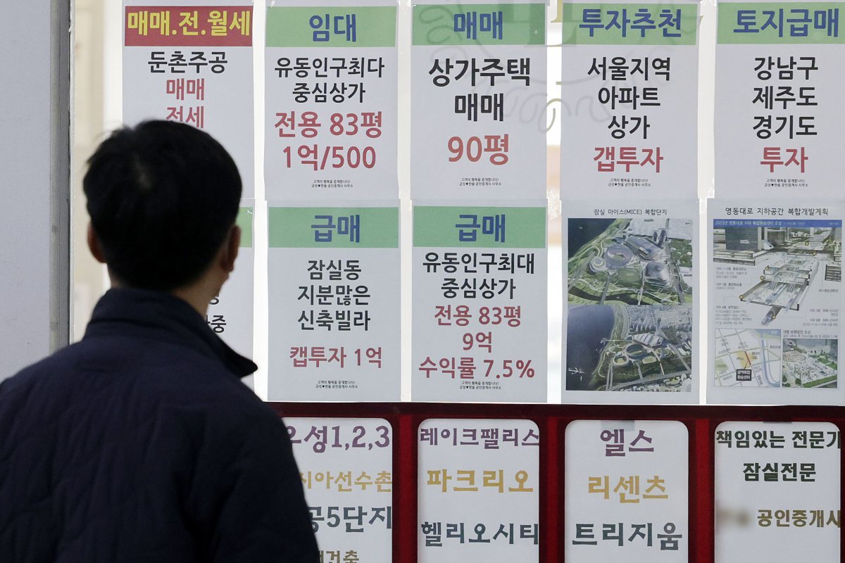 강남 3구와 용산구 전체 지역에 토지거래허가제가 확대 토지거래허가제가 재시행된 24일 서울 송파구 한 부동산 중개업소 앞에서 시민이 부동산 시세를 살펴보고 있다. 2025.03.24 뉴시스
