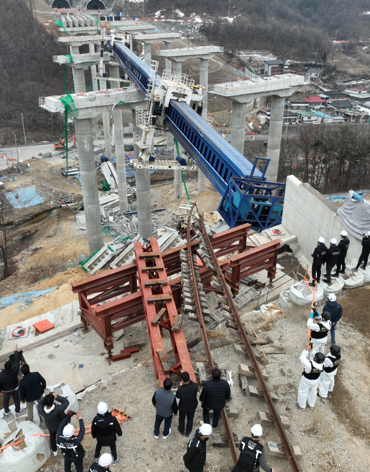 10명의 사상자가 발생한 경기도 안성시 서운면 산평리 ‘안성 고속도로 교각 붕괴’ 현장에서 28일 경찰과 국과수, 산업안전공단 등 관계자들이 합동감식을 하고 있다. 2025.02.28 공동취재