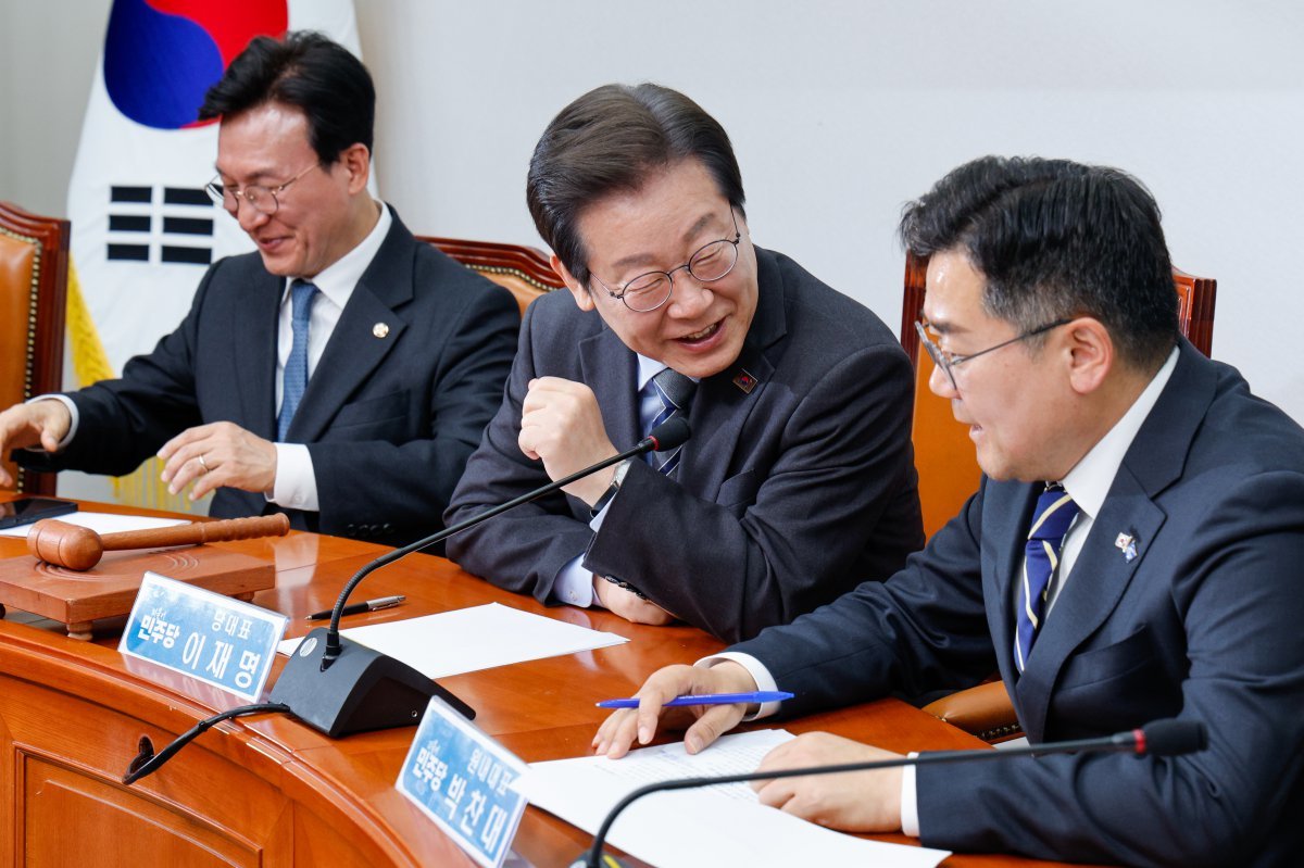 이재명 더불어민주당 대표가 7일 오전 서울 여의도 국회에서 열린 최고위원회의에서 홍준표 대구시장의 ‘탄핵 당한 당은 대선을 포기해야한다’ 과거 발언 영상을 본 뒤 박찬대 원내대표와 웃으며 대화하고 있다. 2025.4.7 뉴스1