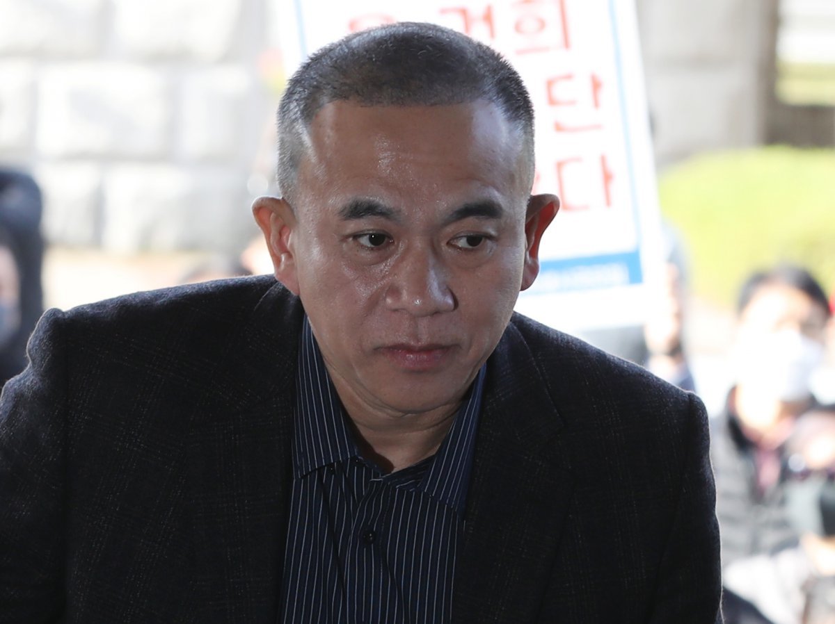 ‘윤석열 대통령 부부 공천 개입 의혹’의 핵심 인물인 명태균 씨가 8일 오전 정치자금법 위반 혐의 피의자 신분으로 검찰 조사를 받기 위해 경남 창원시 성산구 창원지방검찰청으로 출석하고 있다. 2024.11.8/뉴스1