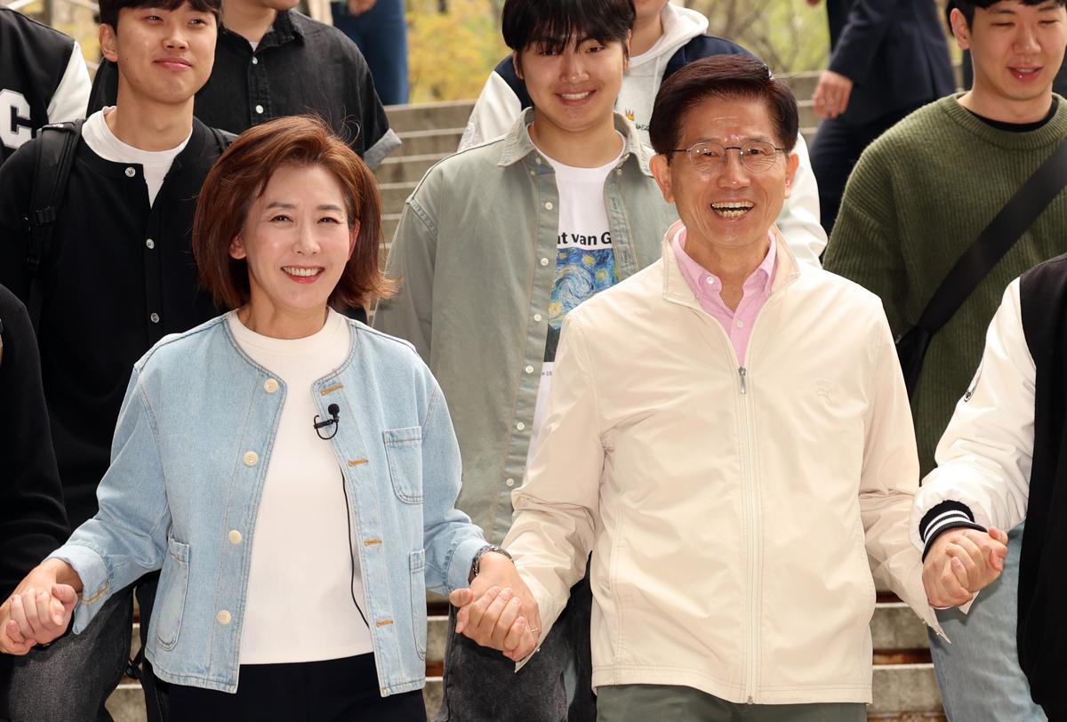 12일 서울 중앙대에서 대학생들과 간담회를 갖기 위해 나란히 손을 잡은 채 이동하는 김문수 전 고용노동부 장관(오른쪽)과 나경원 의원. 뉴스1