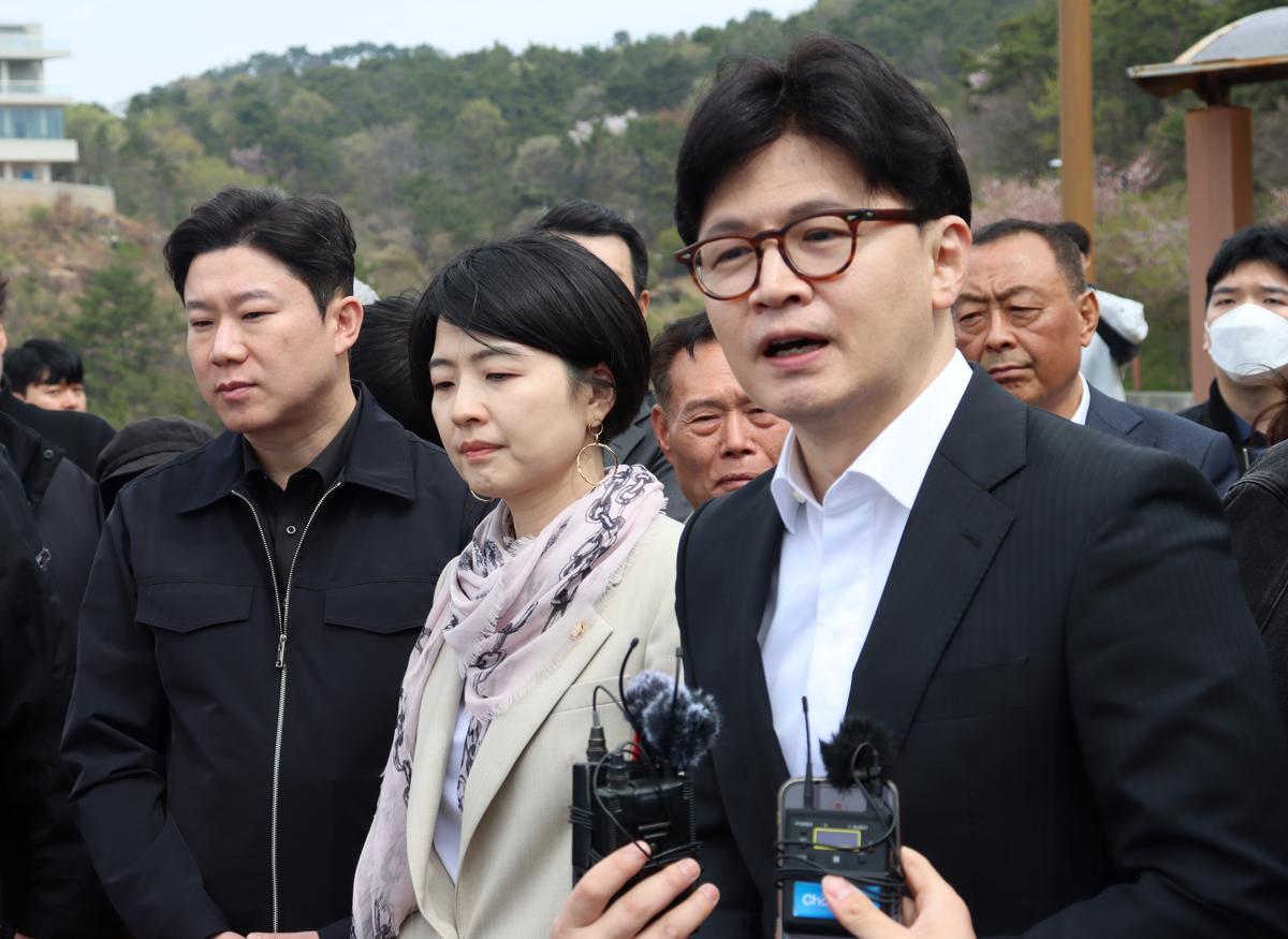 국민의힘 대선 주자들이 대선 경선 예비후보 등록을 앞두고 주말 동안 각각 일정을 소화했다. 같은 날 부산 가덕도신공항 예정지를 방문한 한동훈 전 국민의힘 대표. 한동훈캠프 제공