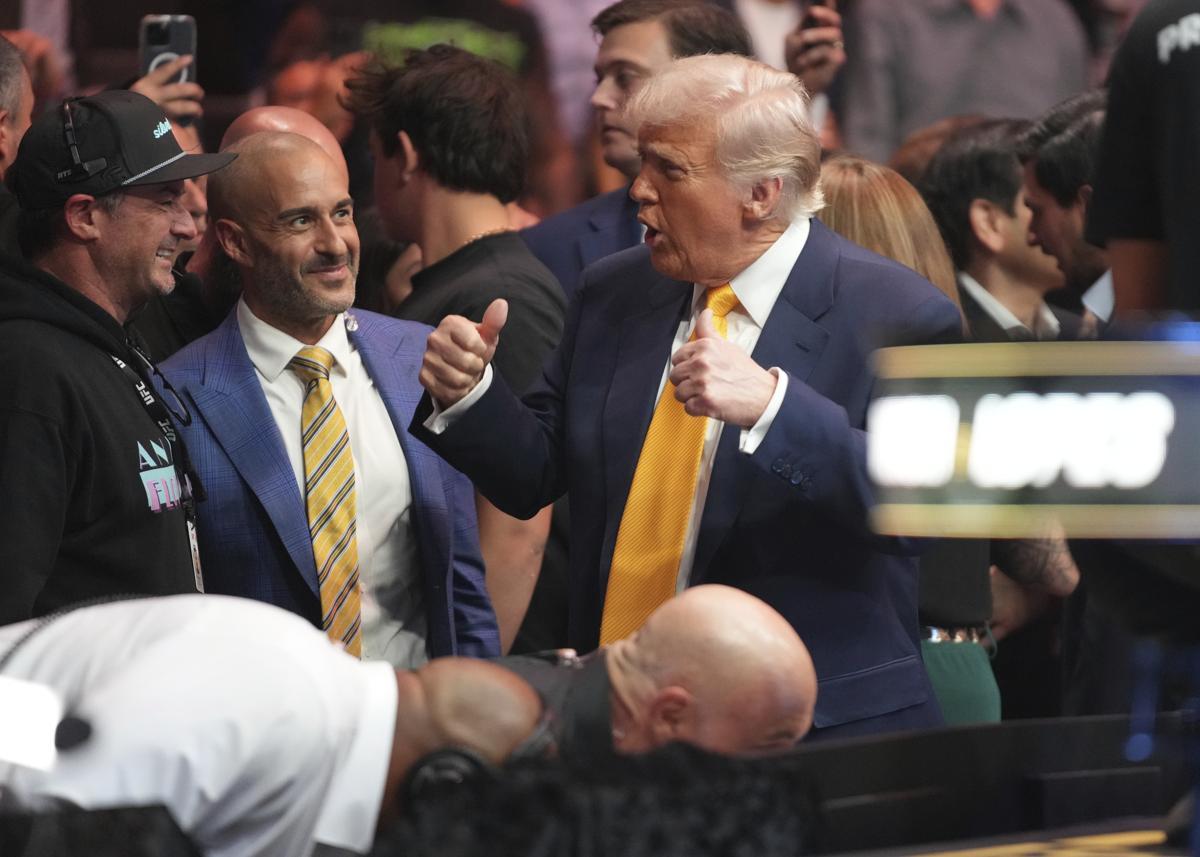 트럼프, UFC 경기장서 엄지척
격투기 애호가인 도널드 트럼프 미국 대통령(오른쪽)이 12일(현지 시간) 플로리다주 마이애미에서 ‘UFC’ 경기를 관람하며 양손 엄지를 들어 보였다. 트럼프 2기 행정부는 하루 전 스마트폰, 노트북 등 20개 폼목에 대한 상호관세를 면제하겠다고 밝혔다. 마이애미=AP 뉴시스
