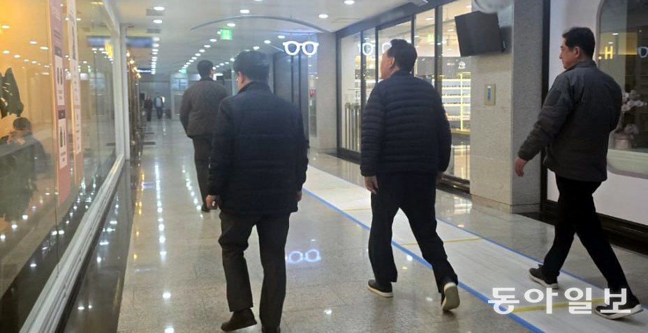 13일 오후 7시경 윤석열 전 대통령(오른쪽에서 두 번째)이 경호원들과 함께 서울 서초구 아크로비스타 지하상가를 걸어가고 있다. 11일 사저 복귀 이후 처음 외부에 모습을 드러낸 윤 전 대통령은 지하상가의 한 갤러리로 들어갔다. 경호원들은 취재진의 사진 촬영을 제지하기도 했다. 소설희 기자 facthee@donga.com