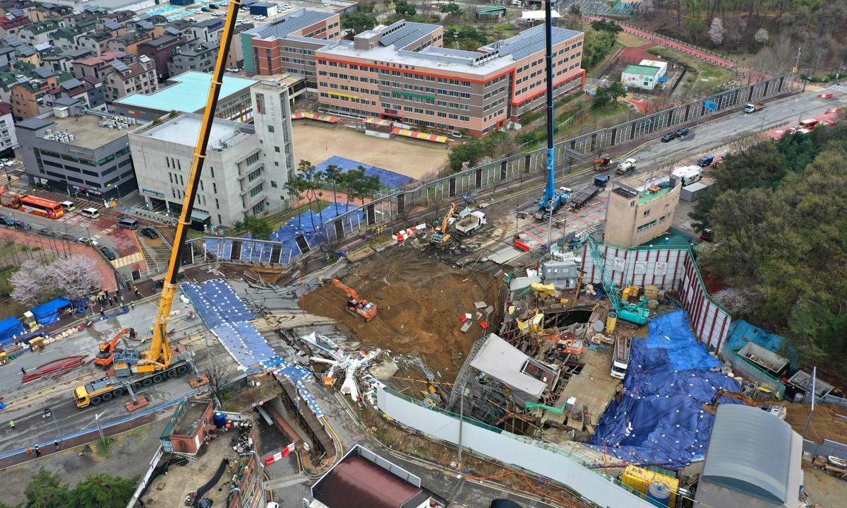 14일 경기도 광명시 신안산선 복선전철 공사현장이 붕괴로 인해 내려앉아 있다.  지난 11일 신안산선 복선전철 5-2 공구 현장 붕괴 사고가 일어나 작업자 18명중 16명이 대피하고 1명이 13시간 만에 구조됐다.  이날 남은 실종자 1명을 찾기 위한 수색작업은 계속 진행되고 있다. 2025.04.14. 뉴시스