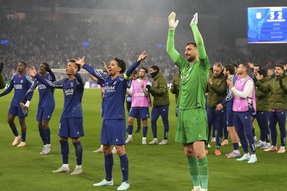 파리 생제르맹 선수들이 16일 2024~2025시즌 유럽축구연맹(UEFA) 챔피언스리그 4강 진출을 확정한 뒤 팬들을 바라보며 환호하고 있다. 버밍엄=AP 뉴시스.