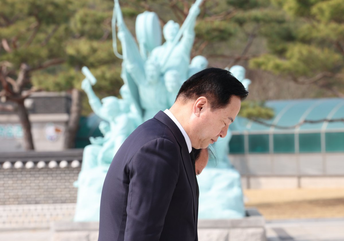 대선출마를 선언한 김두관 전 의원이 8일 오전 광주 북구 운정동 5·18국립민주묘지를 찾아 5월 영령에 묵념하고 있다. 2025.4.8/뉴스1