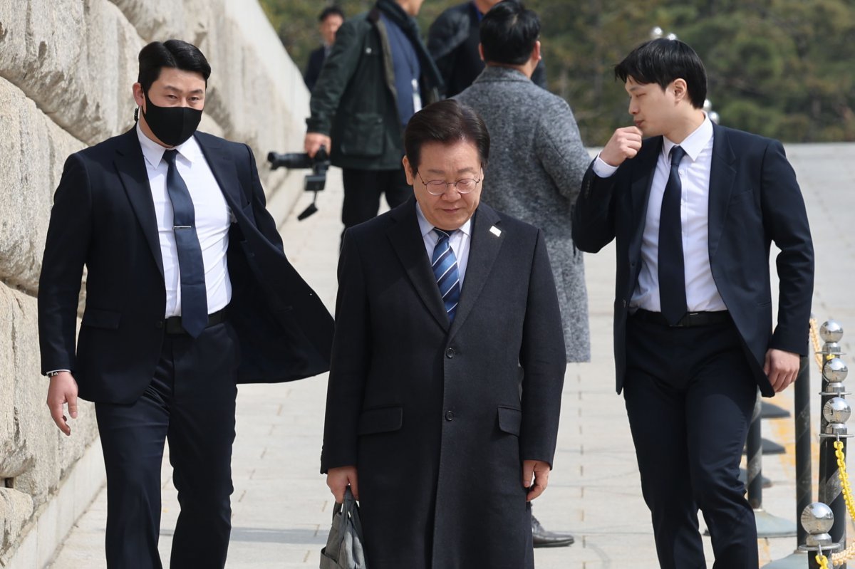 암살 위협설이 제기된 이재명 더불어민주당 대표가 17일 서울 여의도 국회에서 최고위원회의와 비상의원총회를 마친 뒤 경호원의 보호를 받으며 이동하고 있다. 2025.03.17 서울=뉴시스