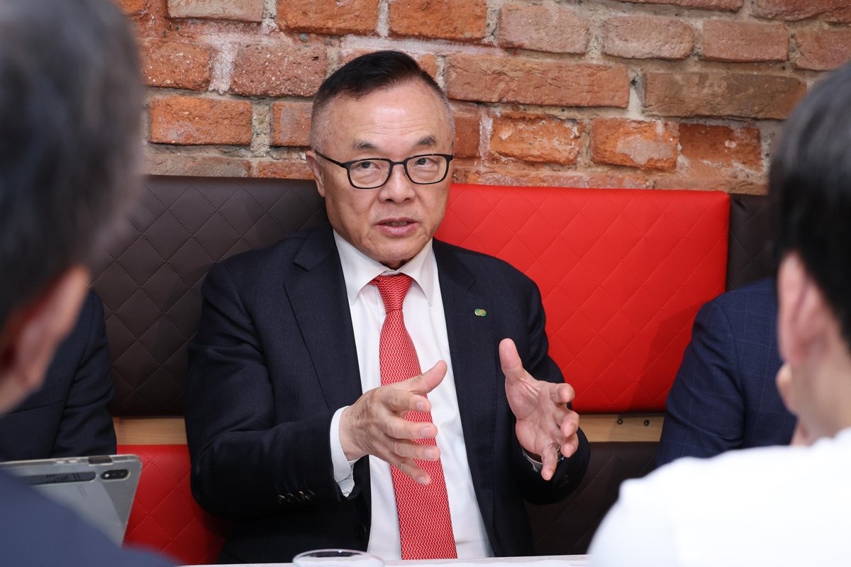 황주호 한국수력원자력 사장이 8일(현지 시간) 체코 프라하의 한 식당에서 열린 기자간담회에서 질문에 답하고 있다. 한국수력원자력 제공