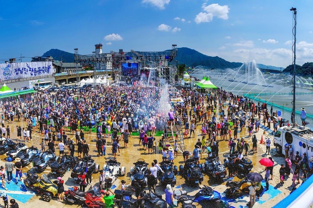 장흥군은 7월 26일부터 8월 3일까지 탐진강 및 편백숲 우드랜드 일원에서 ‘정남진 장흥 물 축제’를 개최한다. 올해도 태국 송크란 축제 홍보관을 운영하고 태국 전통 민속 공연도 선보인다. 장흥군 제공