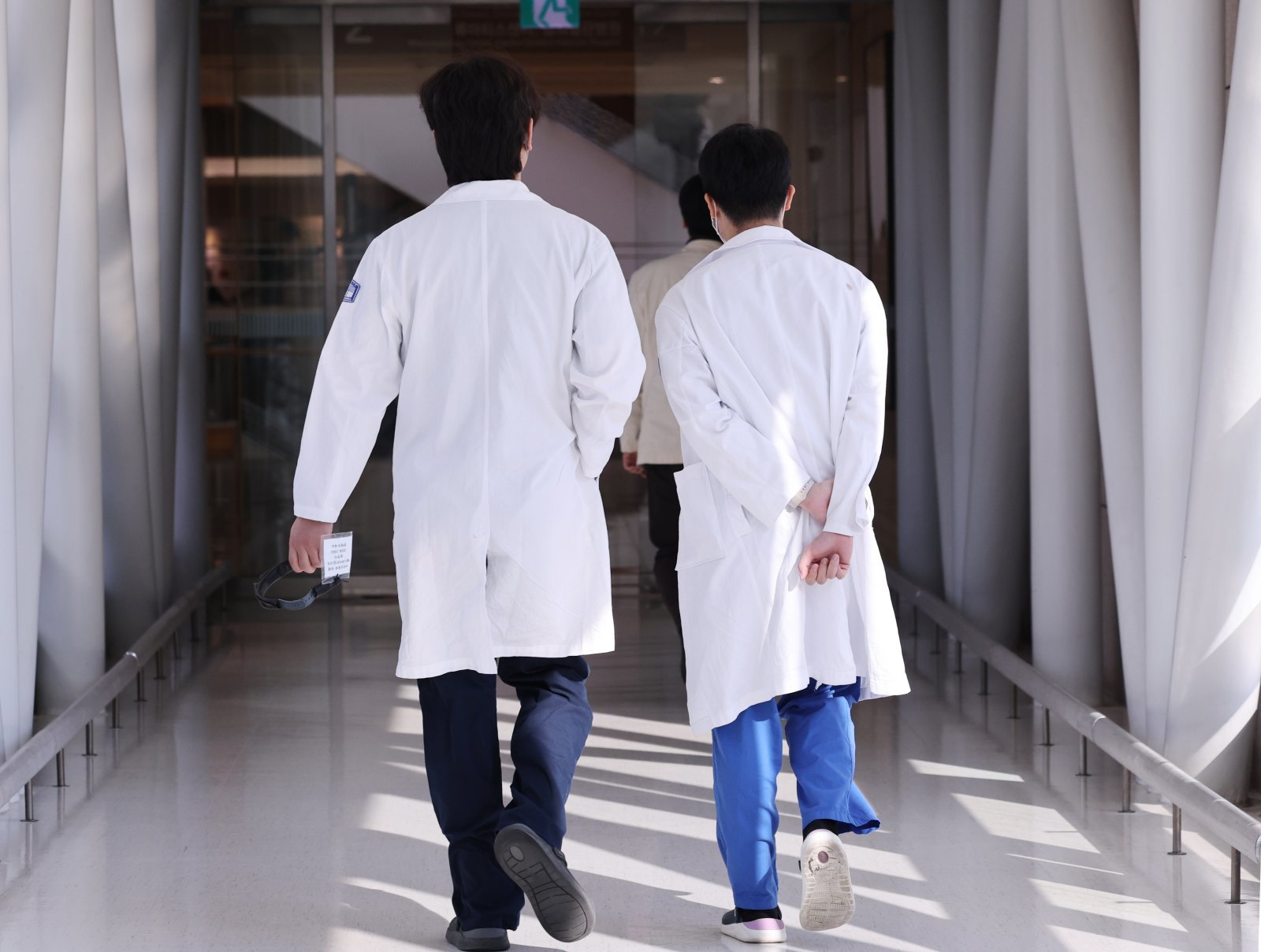 3일 서울의 한 대학병원에서 의료진이 이동하고 있다. 2025.2.3/뉴스1