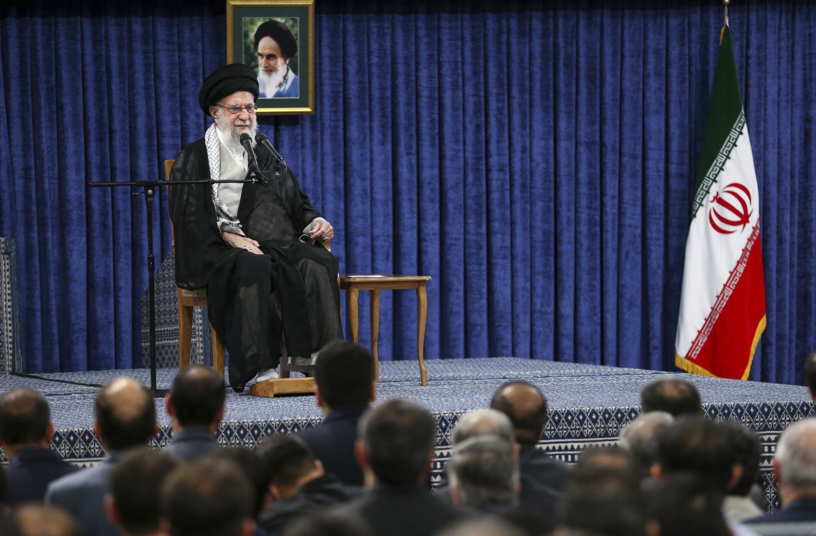 아야톨라 알리 하메네이 이란 최고지도자가 20일 이란 테헤란에서 지난해 헬기 추락사고로 숨진 고 에브라힘 라이시 대통령을 추모하는 자리에서 연설하고 있다.  2025.05.20. [테헤란(이란)=AP/뉴시스]