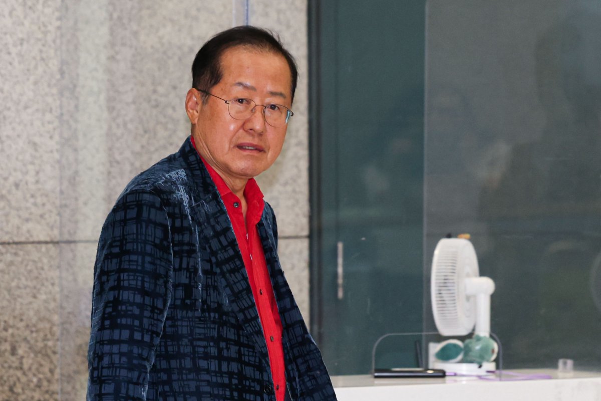 국민의힘 대선 후보 경선에서 탈락한 뒤 정계 은퇴를 선언하고 하와이에 체류했던 홍준표 전 대구시장이 17일 인천 중구 인천국제공항 제1터미널을 통해 귀국하고 있다. 2025.06.17. [인천공항=뉴시스]