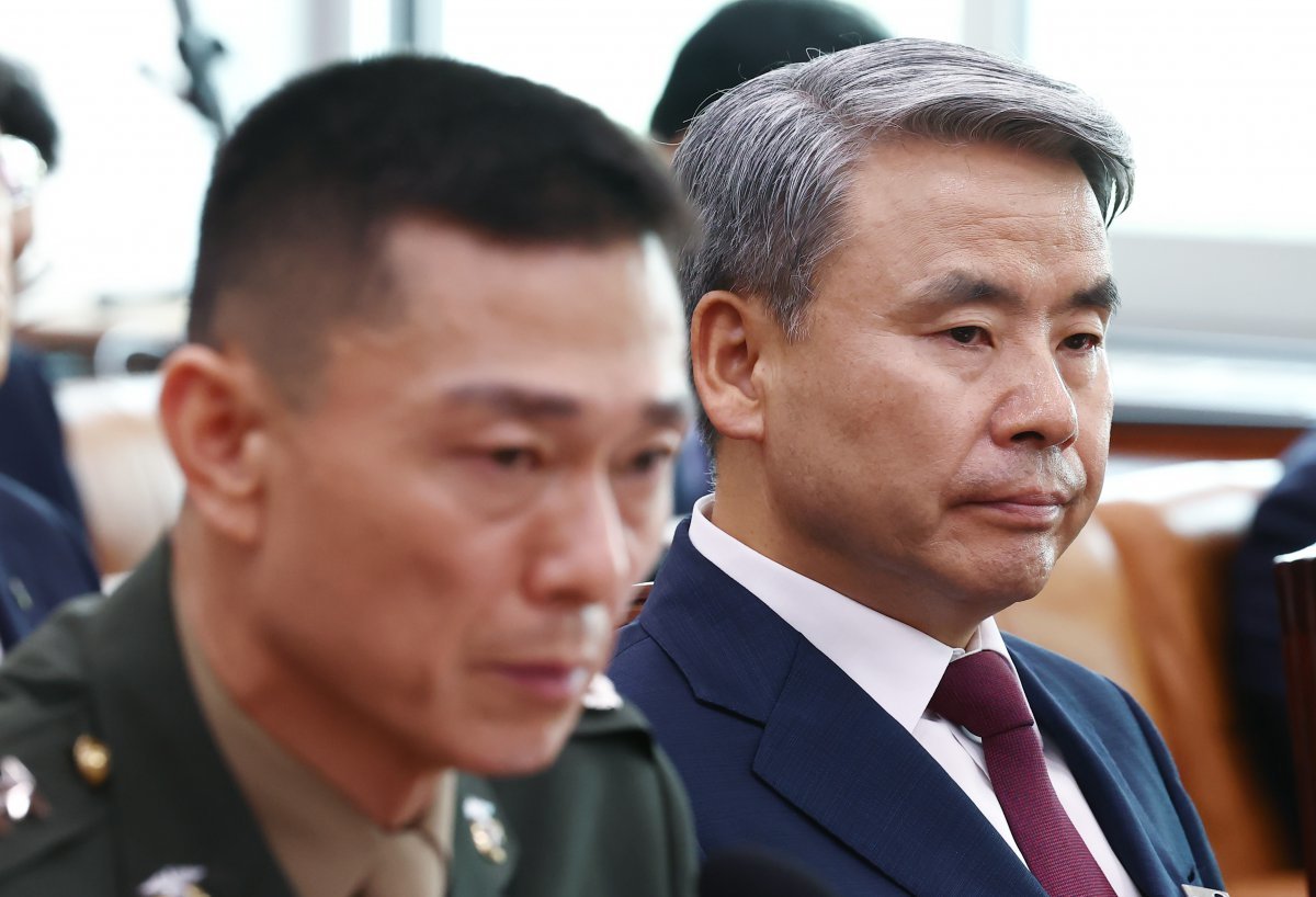 이종섭 전 국방부 장관(오른쪽)과 임성근 전 해병대1사단장. 2024.6.21/뉴스1