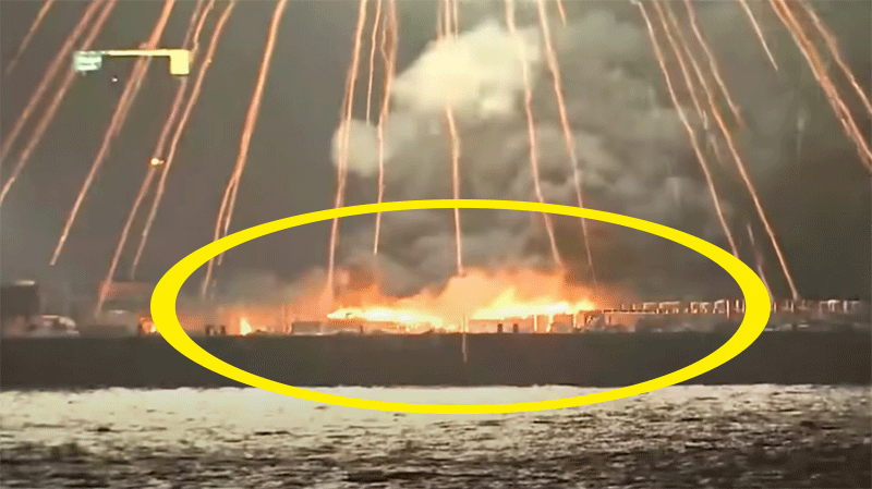4일(현지 시간) 일본 요코하마 미나토미라이 지역에서 열린 불꽃축제에서 불꽃이 잘못 튀어 발사대로 사용되던 배에 화재가 발생했다. 배가 불길에 휩싸인 와중에 불꽃이 쏘아 올려지고 있다. 유튜브 채널 ‘ANNnewsCH’ 영상 캡처