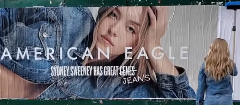 유전자→청바지로 바뀐 광고 문구 미국 여배우 시드니 스위니가 등장한 ‘아메리칸이글’의 청바지 광고. “스위니는 우수한 ‘유전자(genes)’를 가졌다”는 문구에서 유전자를 줄로 긋고 발음이 같은 ‘청바지(Jeans)’로 바꿨다. 사진 출처 유튜브 화면 캡처
